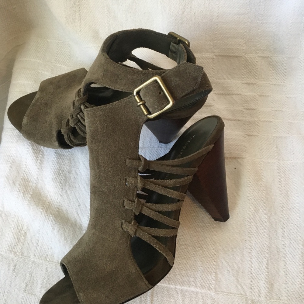 Olive green suede heels 👠